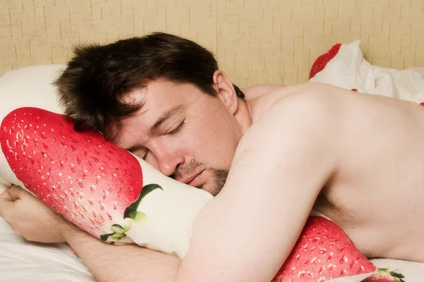 Mężczyzna śpiący w łóżku — Zdjęcie stockowe