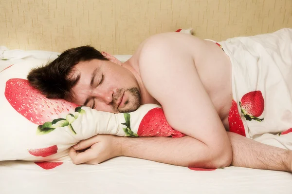 Mężczyzna śpiący w łóżku — Zdjęcie stockowe