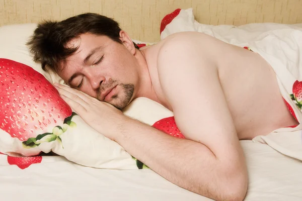 Человек, спящий в постели — стоковое фото