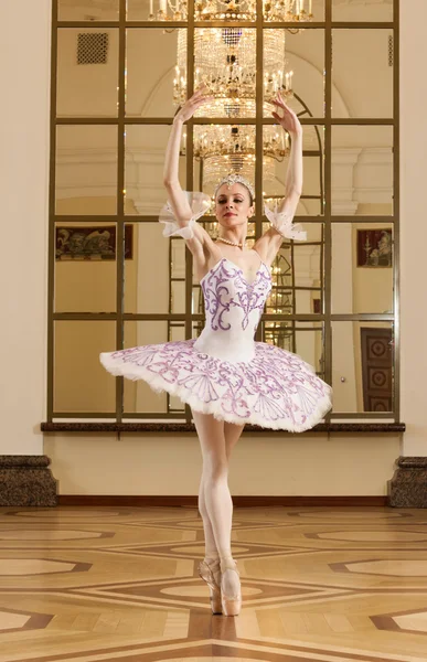 Ballerina in ballet pose — Stockfoto