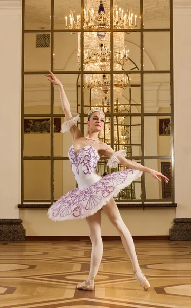 Ballerina i balett pose — Stockfoto