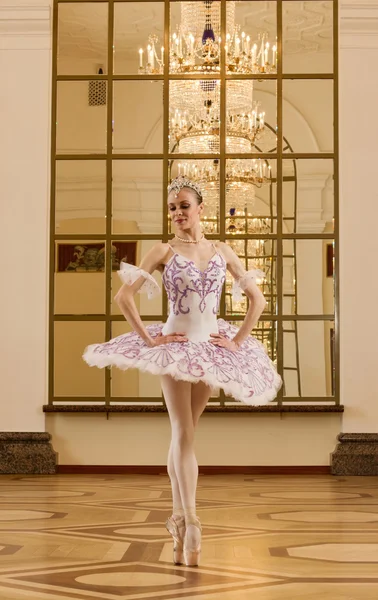 Балерина в балетной позе — стоковое фото