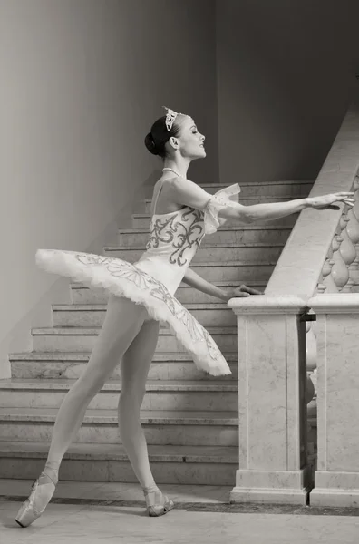 Ballerina in posa di balletto — Foto Stock