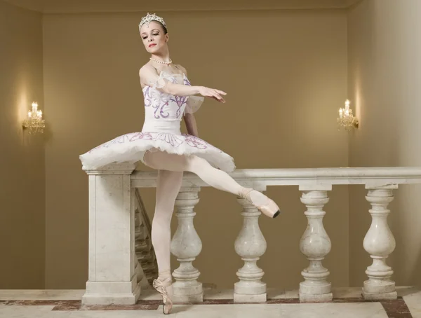 Bailarina em pose de balé — Fotografia de Stock