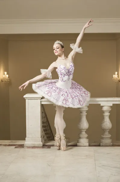 Ballerina in ballet pose — Stockfoto