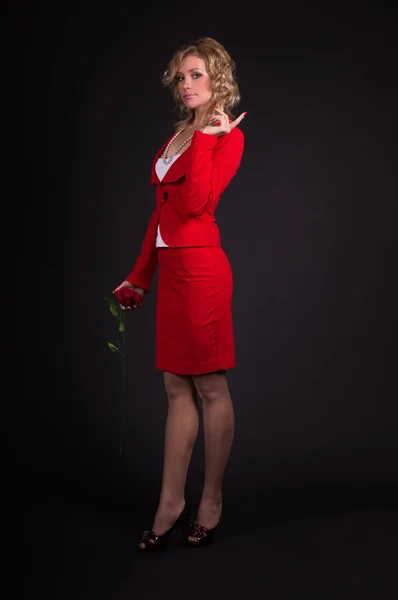 Sensuell damen i rött med rose — Stockfoto