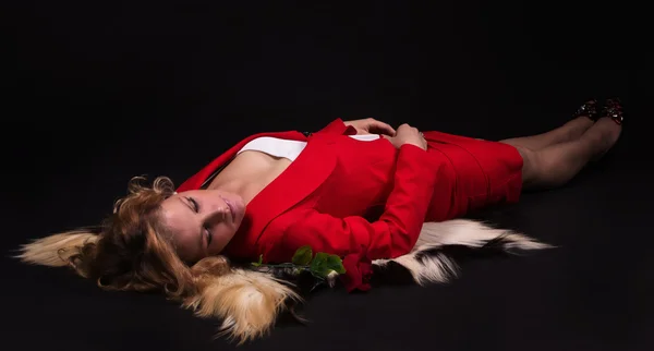 Retrato de senhora sensual em vermelho com rosa — Fotografia de Stock