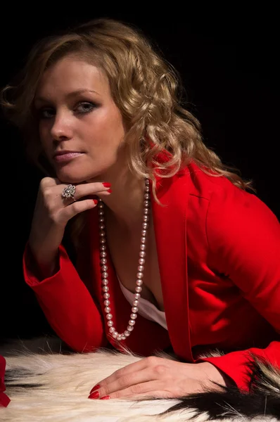 Portret van sensuele dame in het rood — Stockfoto