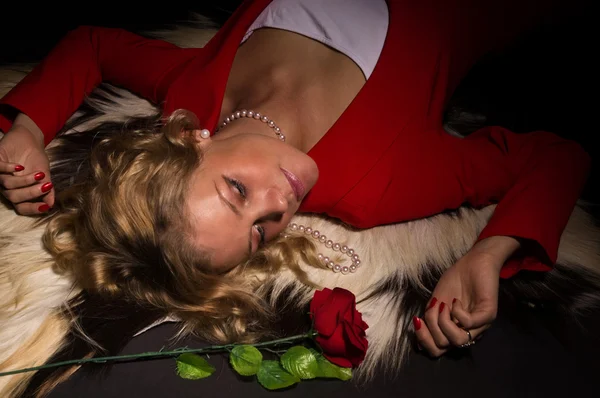 Porträtt av sensuell damen i rött med rose — Stockfoto