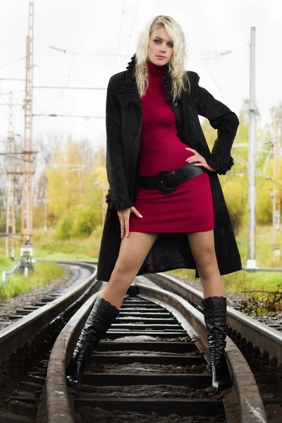 Krásná žena na železničních tratích — Stock fotografie