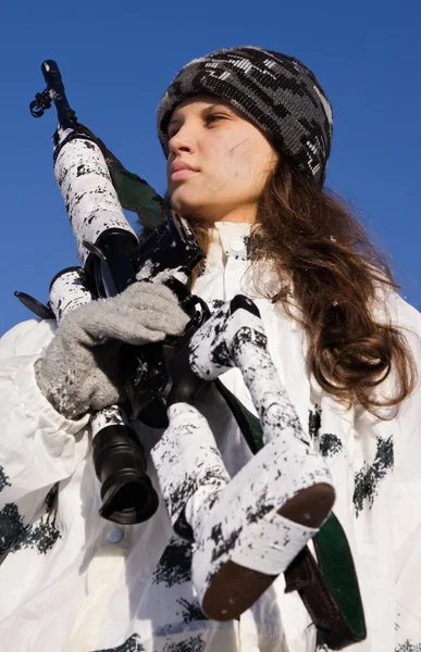 Sniper menina em camuflagem branca em um fundo céu azul — Fotografia de Stock