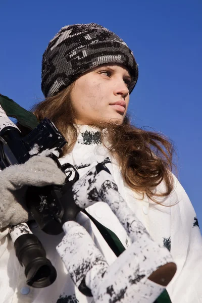 Sniper meisje in witte camouflage op een blauwe hemelachtergrond — Stockfoto