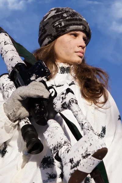 Sniper girl in white camouflage on a blue sky background — Stock Photo, Image
