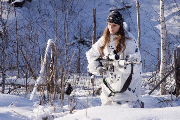 Sniper κορίτσι σε λευκό καμουφλάζ στο δάσος το χειμώνα. — Φωτογραφία Αρχείου