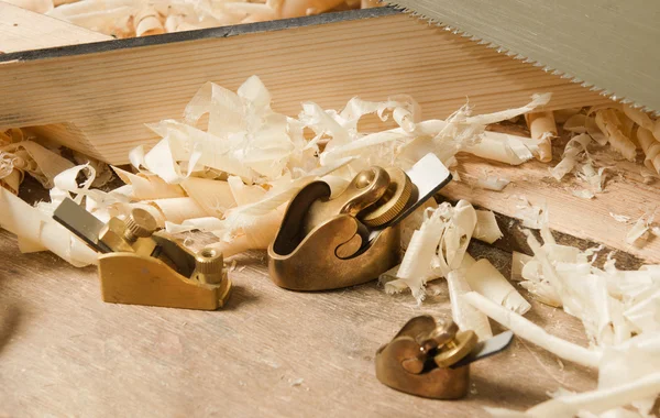 Planchadora de madera en miniatura dorada sobre tabla de madera — Foto de Stock