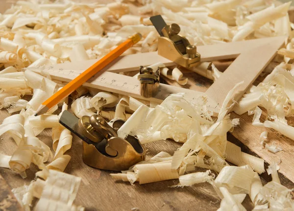 Planchadora de madera en miniatura dorada sobre tabla de madera — Foto de Stock