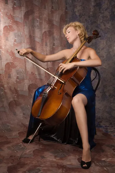 Žena ve večerních šatech hraje violoncello — Stock fotografie