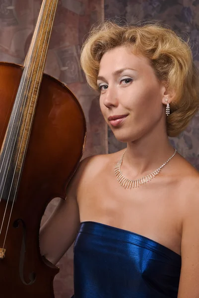 Donna attraente in abito da sera con violoncello — Foto Stock