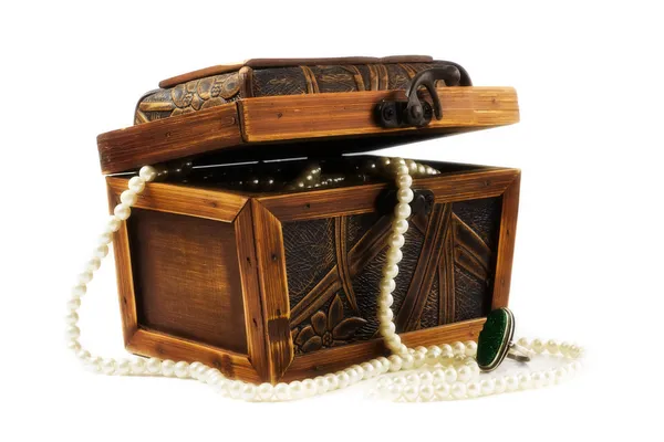 Дерев'яна коробка ювелірних виробів, упакована з намистом — стокове фото