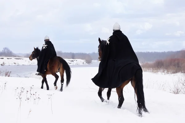 Middeleeuwse ridders van St. John (Hospitaalridders) rijden op een paarden — Stockfoto