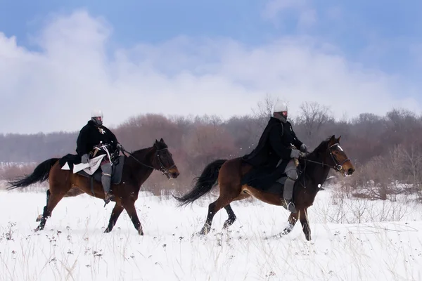 Middeleeuwse ridders van St. John (Hospitaalridders) rijden op een paarden — Stockfoto