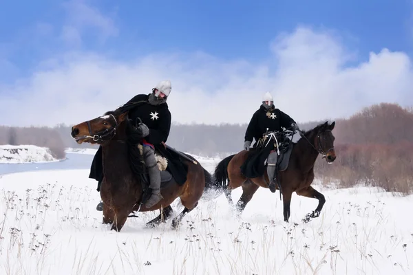 Cavaleiros medievais de São João (Hospitalários) montando em cavalos — Fotografia de Stock