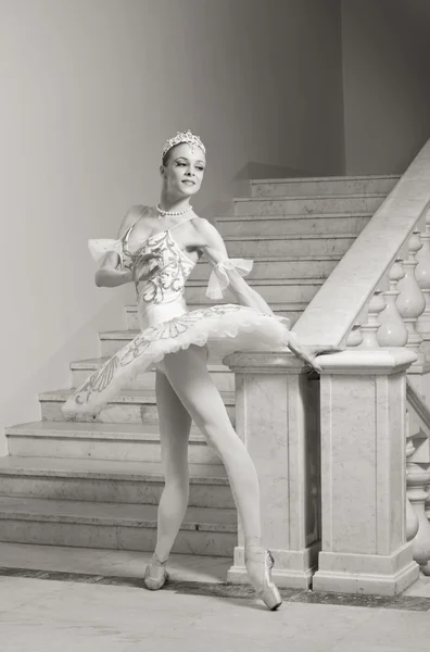 Bailarina em pose de balé — Fotografia de Stock