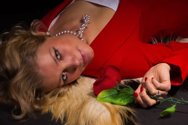 Sensuell damen i rött med rose — Stockfoto