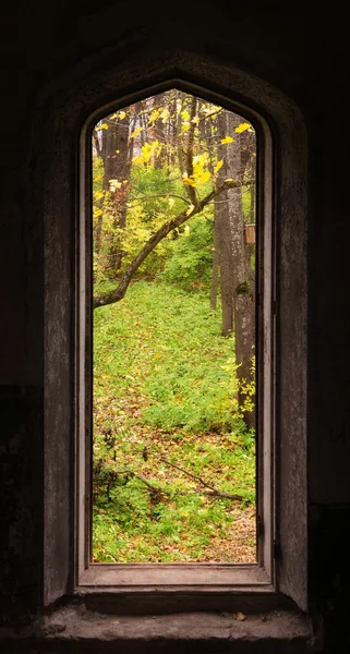 Silhueta janela em um castelo medieval ruínas — Fotografia de Stock