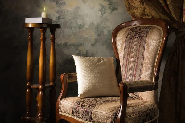 Interior vintage luxuoso com poltrona — Fotografia de Stock