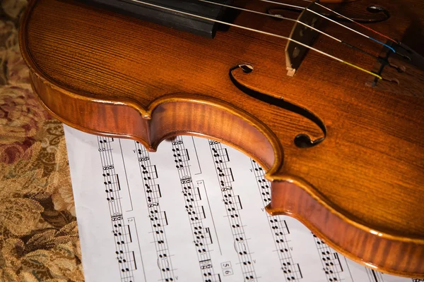Imagem de close-up do velho violino witn score — Fotografia de Stock