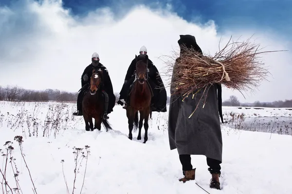 중세 농부와 기사단 Hospitallers 타고 — 스톡 사진