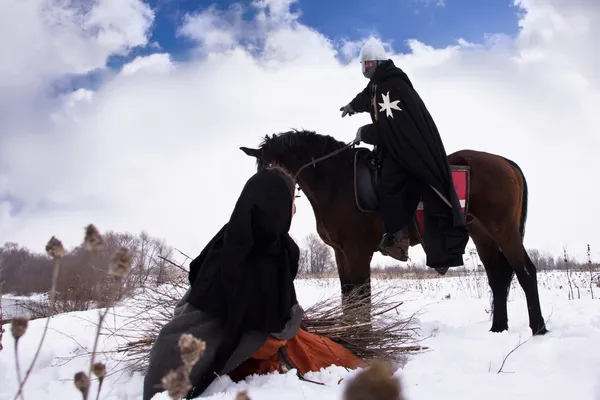 ホスピタル騎士団の騎士は小作人から道を尋ねた — ストック写真