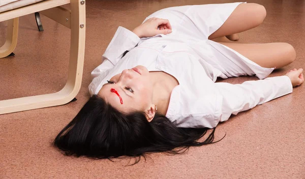 看護師 (模倣に床に横たわってを殺した) — ストック写真