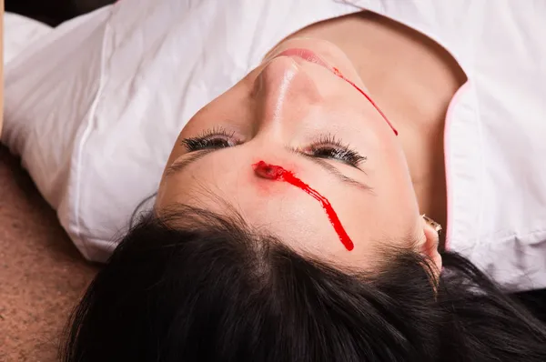 Убитая медсестра лежит на полу (имитация ) — стоковое фото