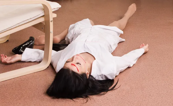 Вбита медсестра лежить на підлозі (імітація ) — стокове фото