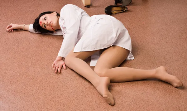 Infirmière tuée allongée sur le sol (imitation ) — Photo
