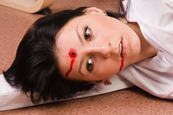 범죄 현장의 모조 바닥에 간호사 — 스톡 사진