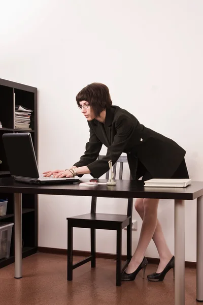 Selbstbewusste Sekretärin im Büro — Stockfoto