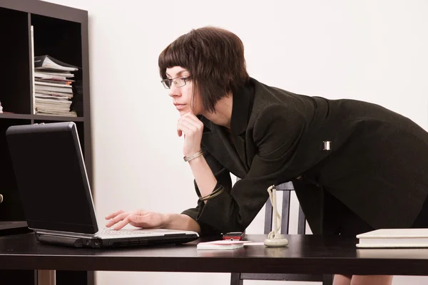 Selbstbewusste Sekretärin im Büro — Stockfoto