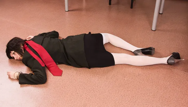 Business woman lying on the floor. Crime scene simulation — Stock Photo, Image