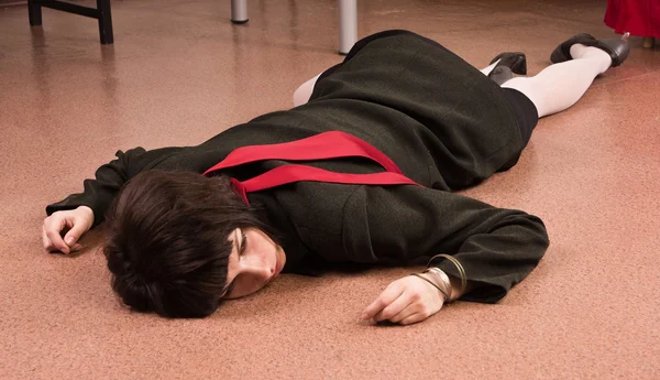Femme d'affaires allongée sur le sol. Simulation de scène de crime — Photo