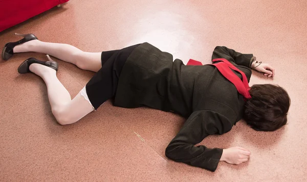 หญิงธุรกิจนอนอยู่บนพื้น การจําลองที่เกิดเหตุ — ภาพถ่ายสต็อก