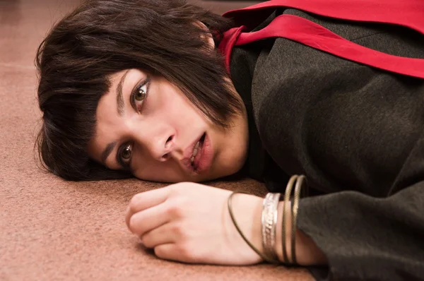 Obchodní žena ležící na podlaze. simulace scénu zločinu — Stock fotografie