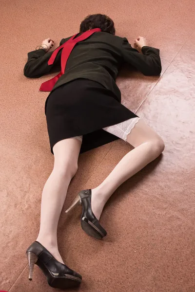 Mujer de negocios tirada en el suelo. Simulación de escena del crimen —  Fotos de Stock
