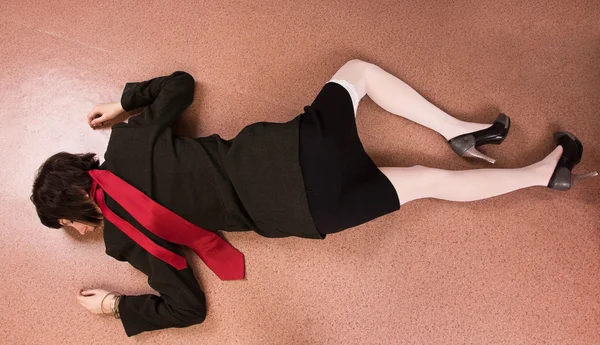 Business woman lying on the floor. Crime scene simulation — Stock Photo, Image