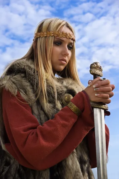 Vikingo chica en un azul cielo fondo — Foto de Stock