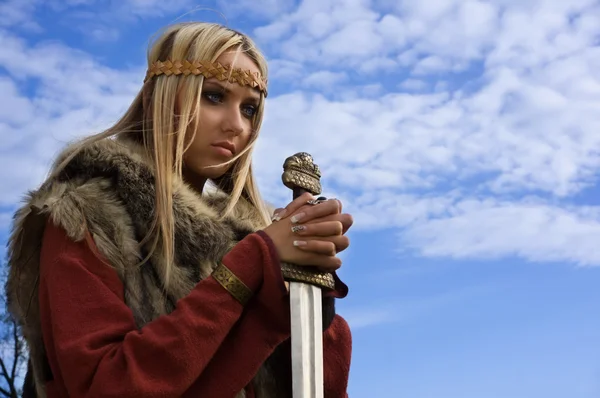 Viking děvče na pozadí modré oblohy — Stock fotografie
