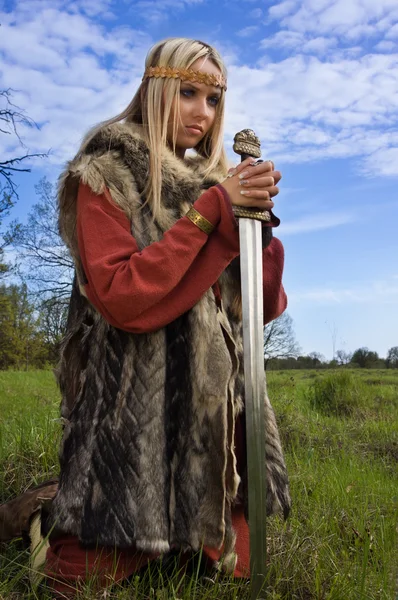 Девушка-викинг на фоне голубого неба — стоковое фото