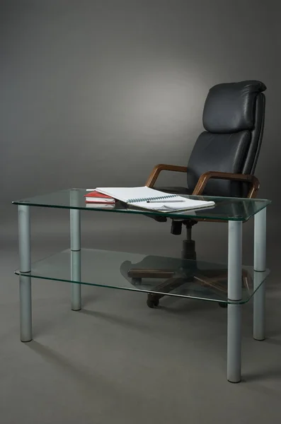 Poltronas de couro e mesa de vidro no escritório — Fotografia de Stock